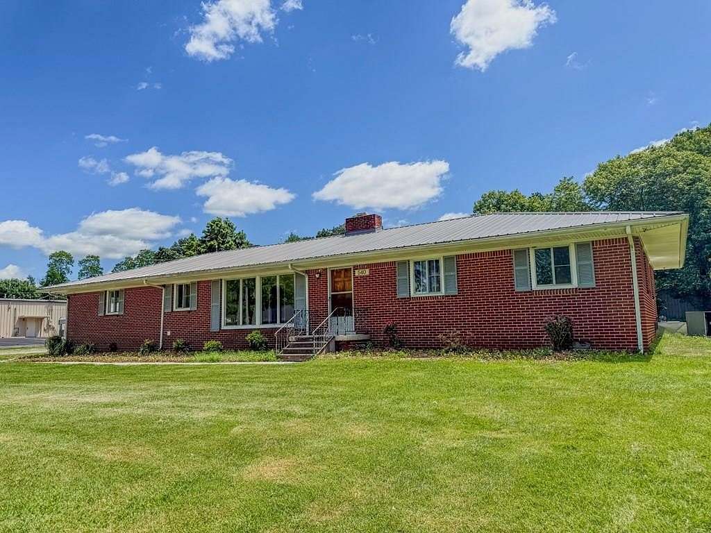 1.6 Acres of Residential Land with Home for Sale in Baxter, Tennessee