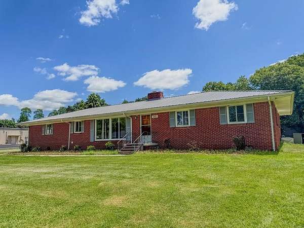 1.6 Acres of Residential Land with Home for Sale in Baxter, Tennessee