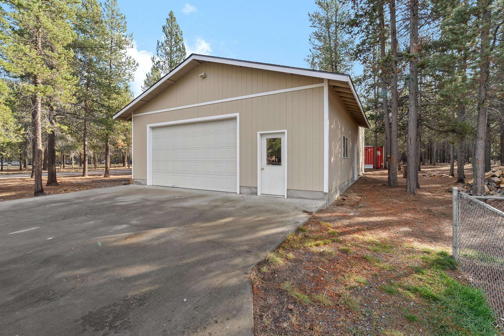4.78 Acres of Land with Home for Sale in La Pine, Oregon
