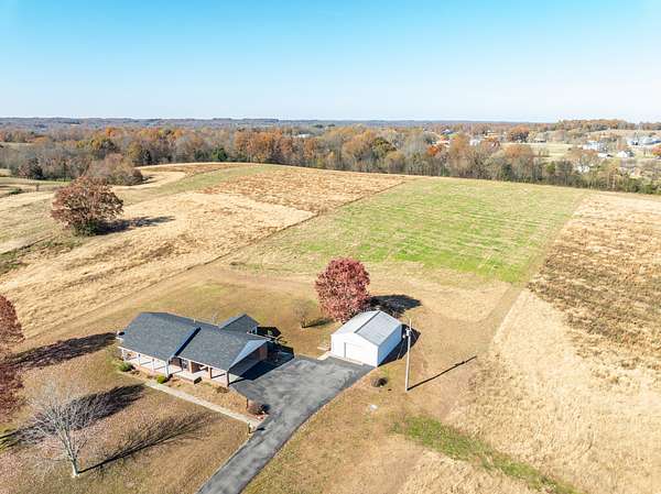 5 Acres of Residential Land with Home for Sale in Bethpage, Tennessee