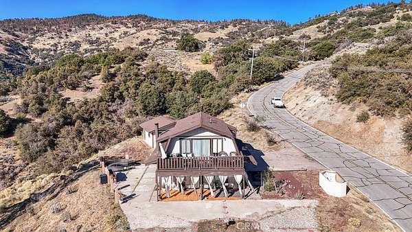 2 Acres of Residential Land with Home for Sale in Tehachapi, California