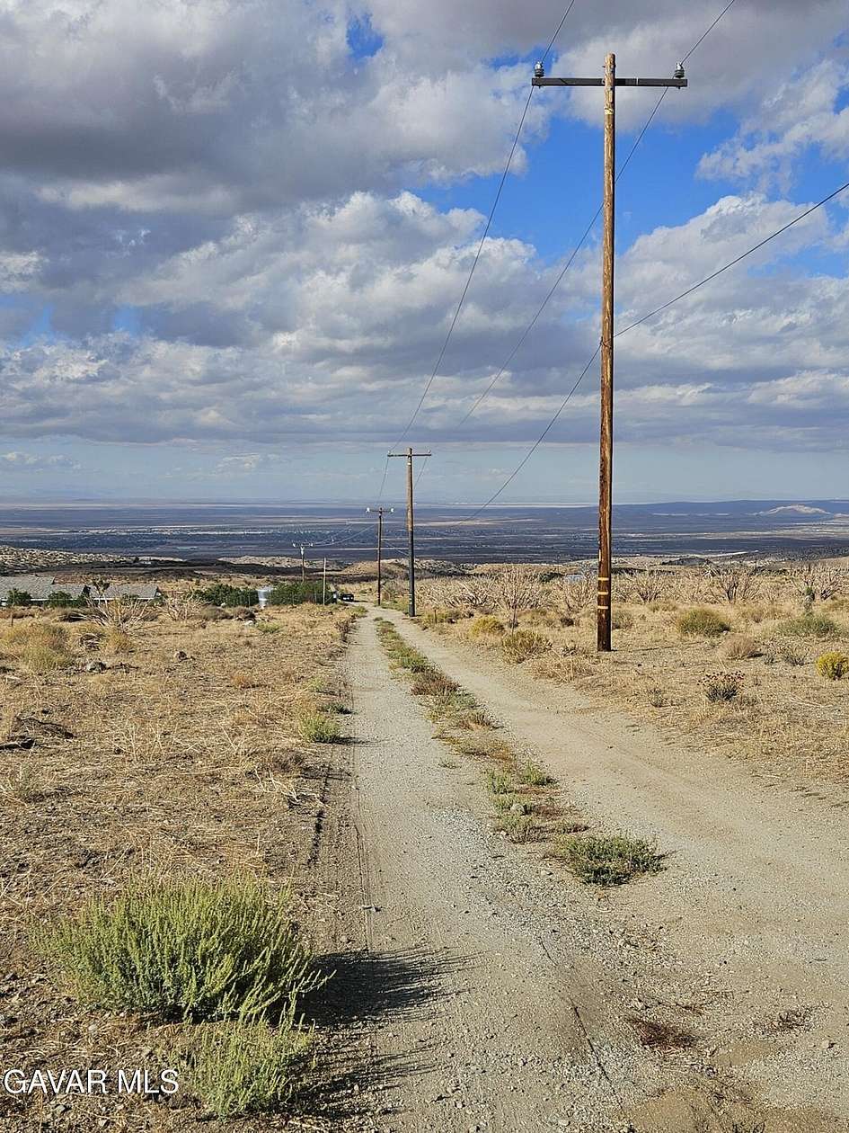 5 Acres of Land for Sale in Juniper Hills, California