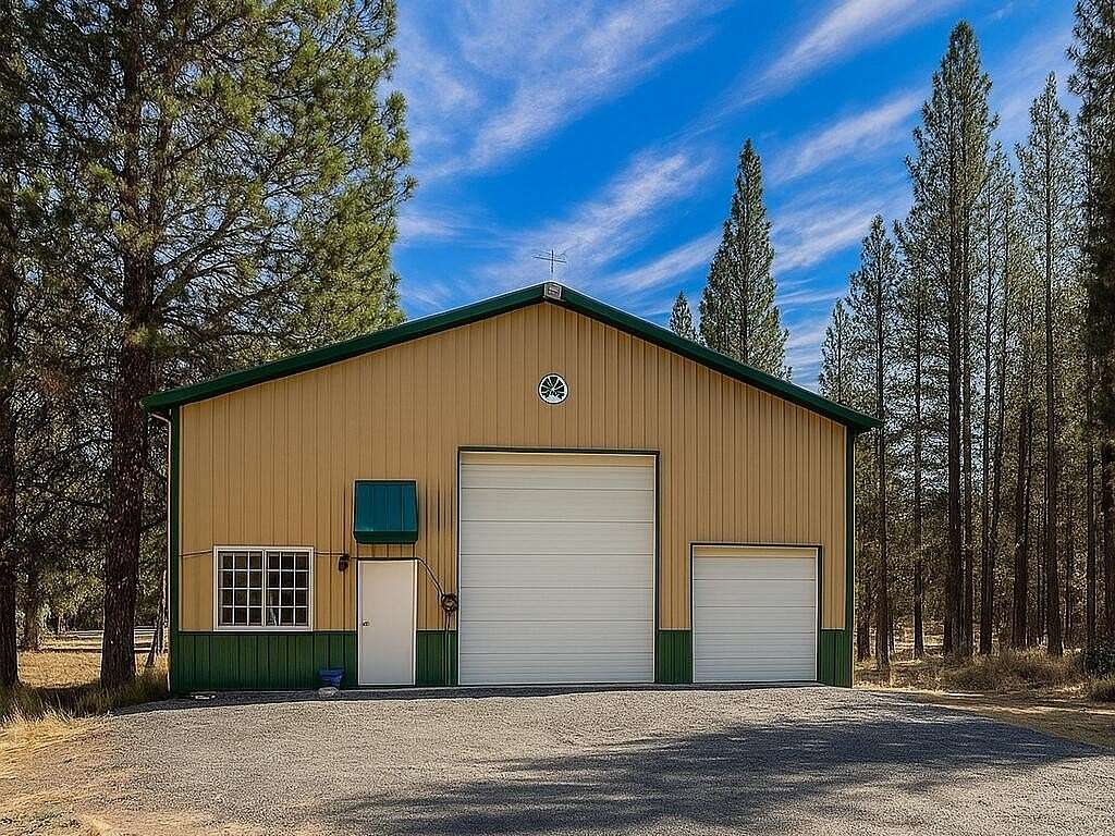2.32 Acres of Land with Home for Sale in Bonanza, Oregon
