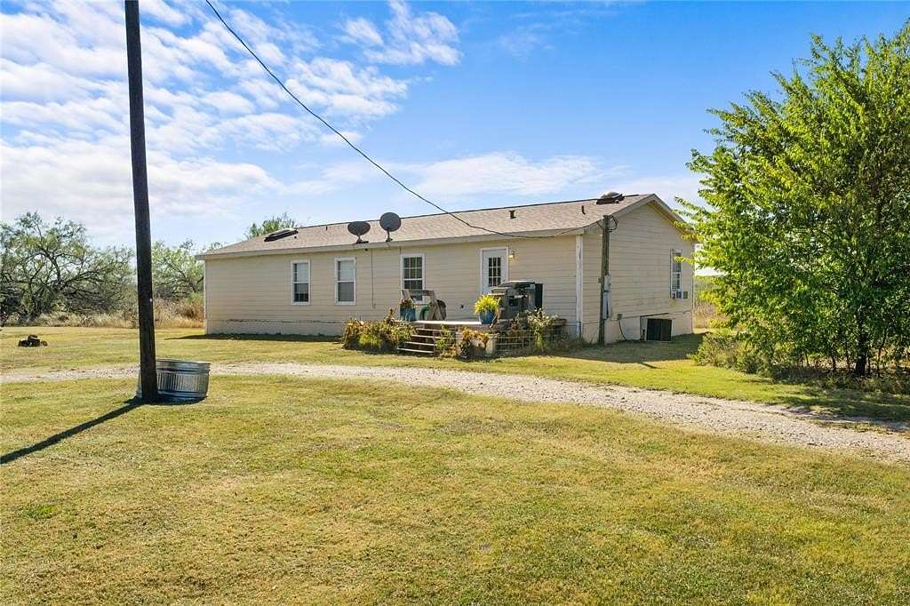 5 Acres of Residential Land with Home for Sale in Barry, Texas