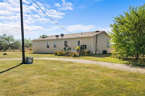 5 Acres of Residential Land with Home for Sale in Barry, Texas