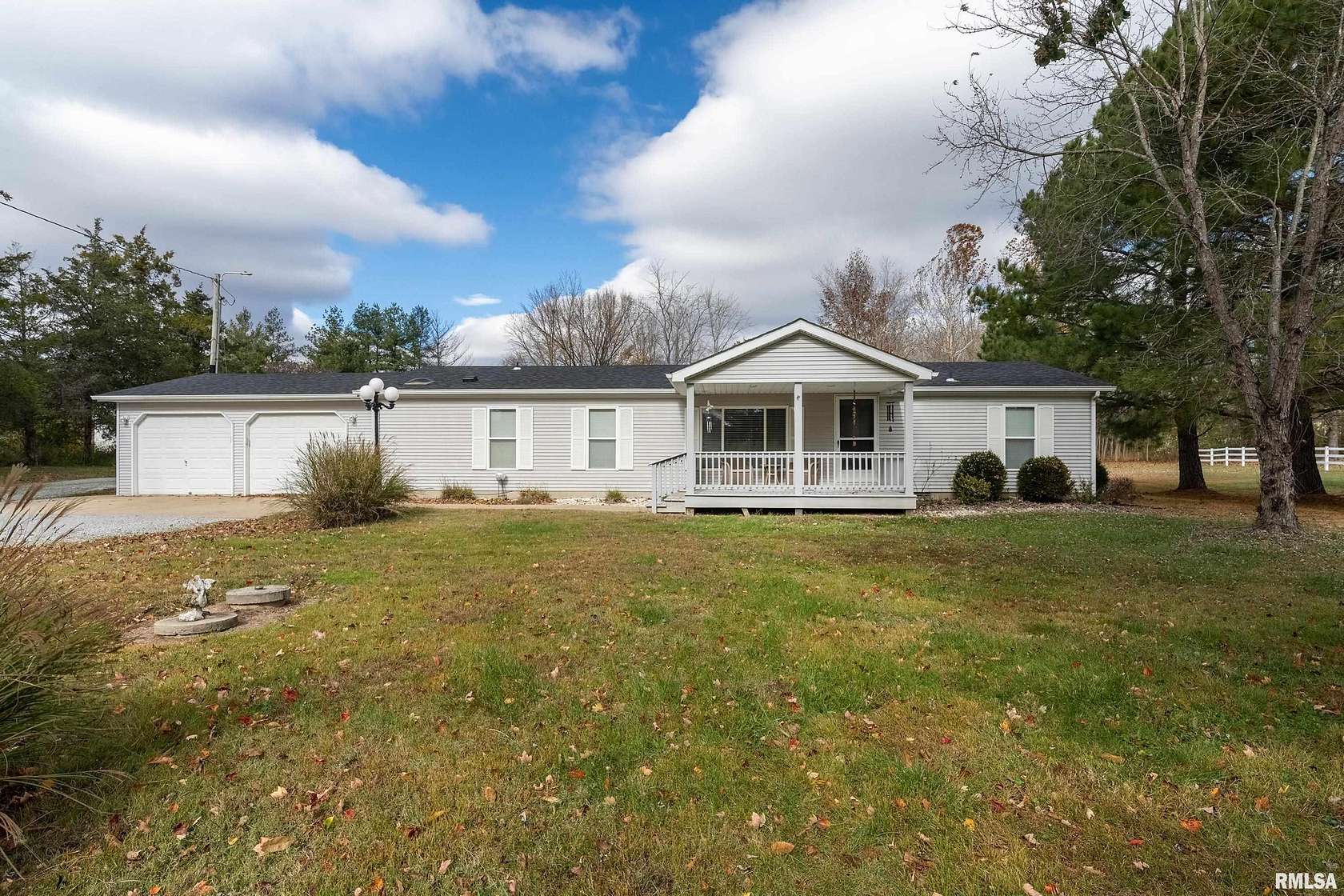 4.33 Acres of Residential Land with Home for Sale in Marion, Illinois