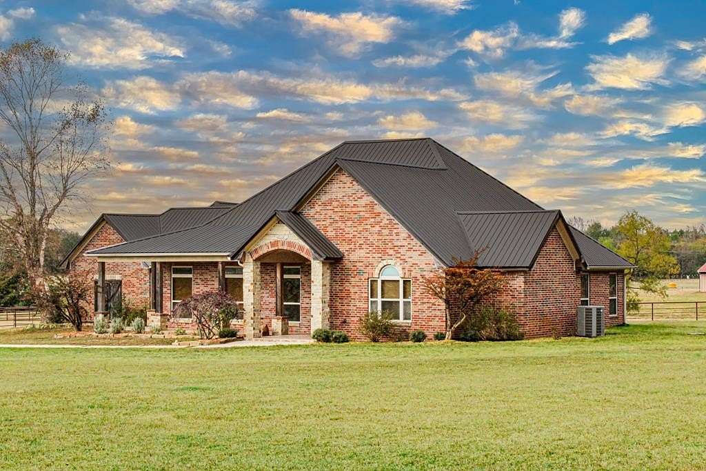 13.6 Acres of Land with Home for Sale in Maud, Texas