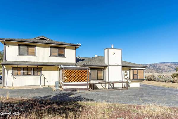 1.52 Acres of Residential Land with Home for Sale in Tehachapi, California