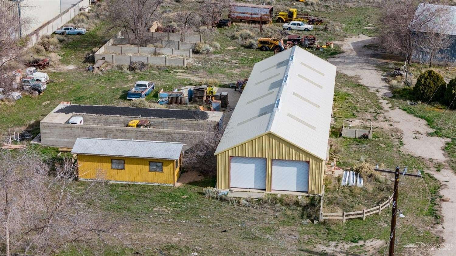 4 Acres of Improved Commercial Land for Sale in Tehachapi, California