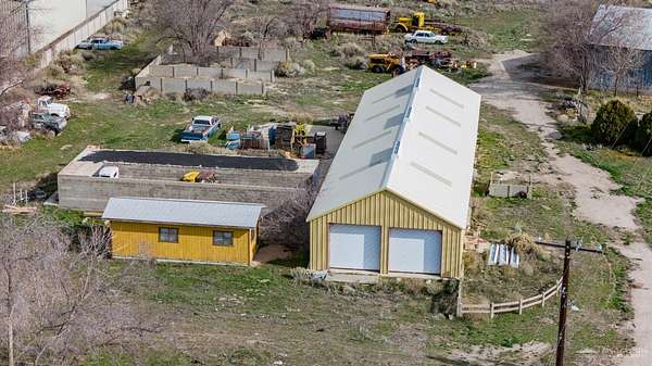 4 Acres of Improved Commercial Land for Sale in Tehachapi, California