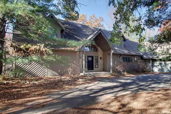 2.8 Acres of Residential Land with Home for Sale in Quincy, Illinois