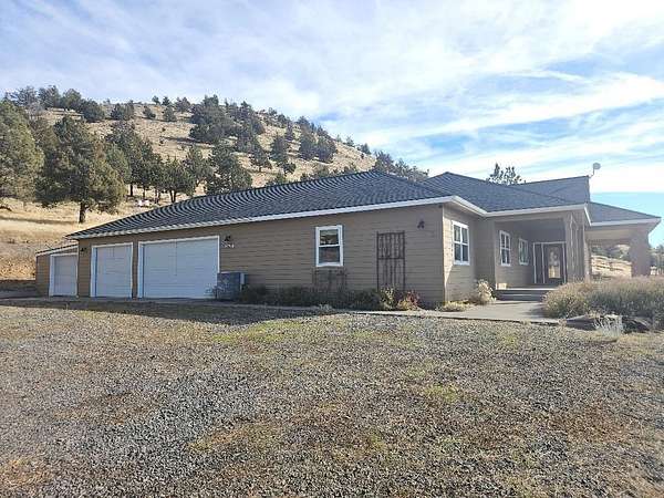 8.15 Acres of Residential Land with Home for Sale in Klamath Falls, Oregon