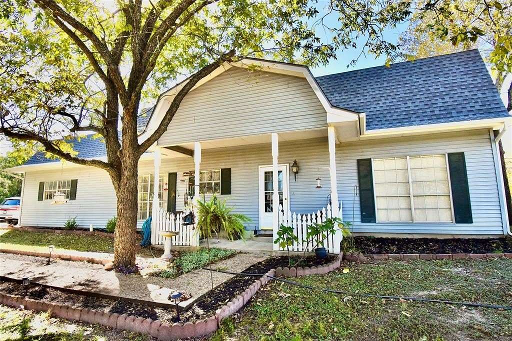 2 Acres of Residential Land with Home for Sale in Corsicana, Texas