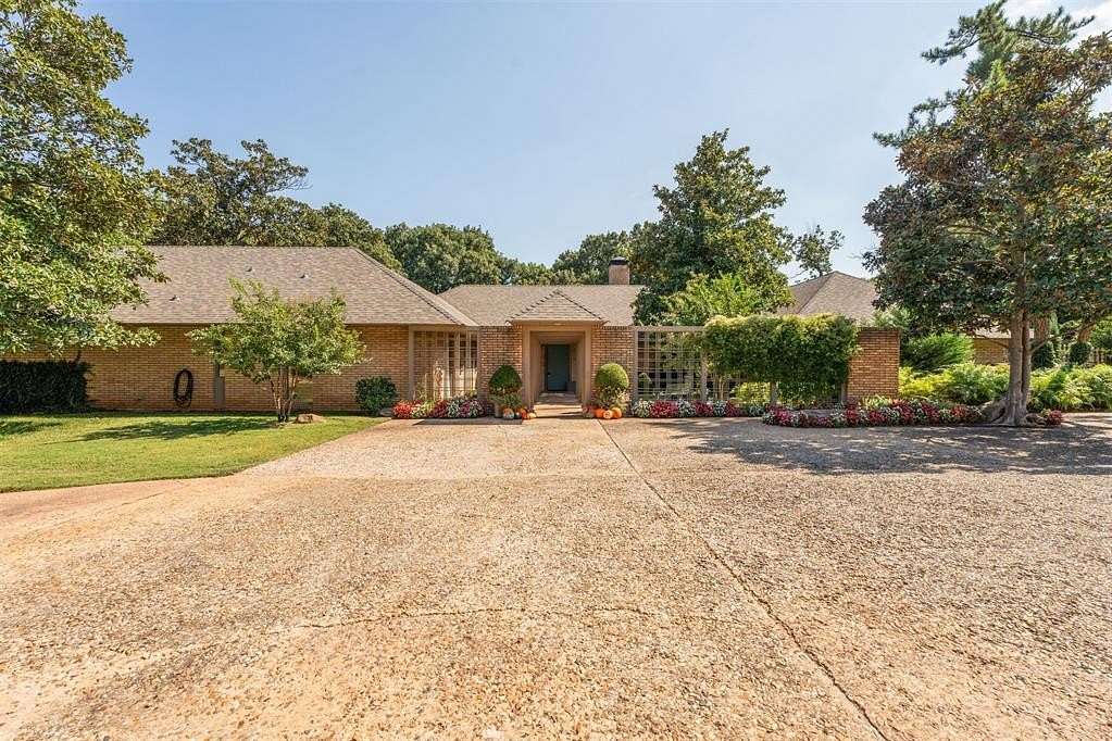 2.33 Acres of Residential Land with Home for Sale in Edmond, Oklahoma