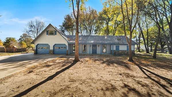 1.5 Acres of Residential Land with Home for Sale in Texarkana, Texas