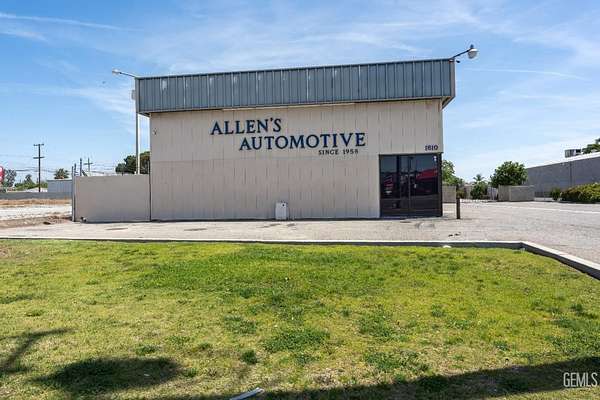 2 Acres of Improved Commercial Land for Sale in Bakersfield, California