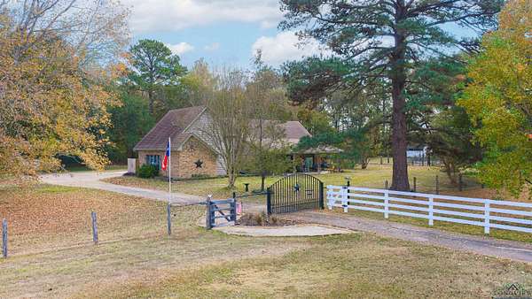 3.14 Acres of Residential Land with Home for Sale in Kilgore, Texas