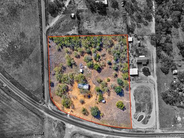 5 Acres of Improved Residential Land for Sale in Pleasanton, Texas