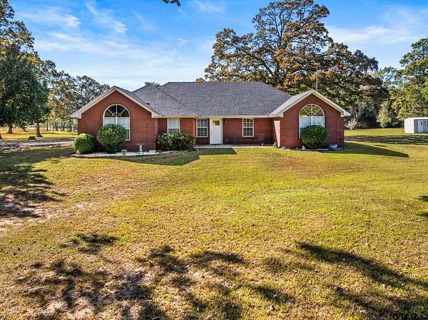 19.5 Acres of Land with Home for Sale in Omaha, Texas