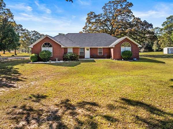 19.5 Acres of Land with Home for Sale in Omaha, Texas