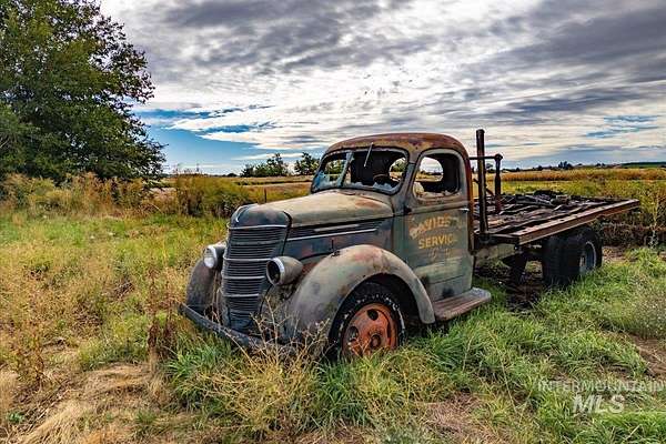 2 Acres of Residential Land with Home for Sale in Caldwell, Idaho
