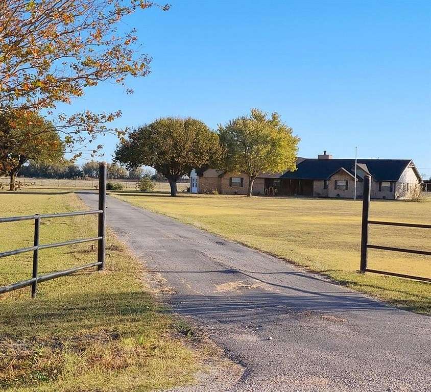 4 Acres of Residential Land with Home for Sale in Palmer, Texas