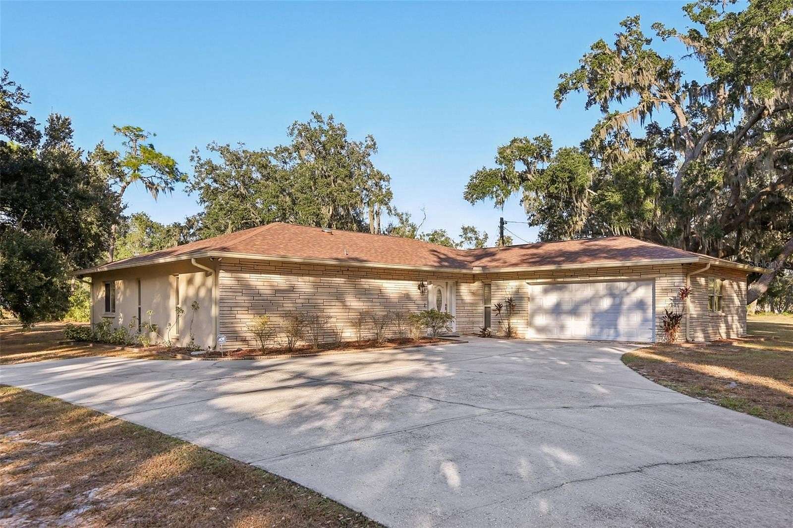 2 Acres of Residential Land with Home for Lease in Dover, Florida