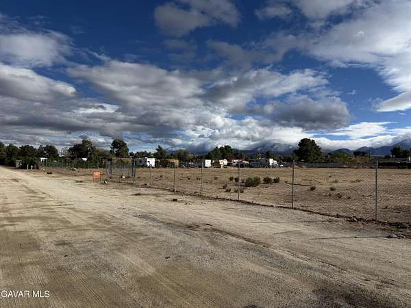 1.52 Acres of Residential Land for Sale in Pearblossom, California