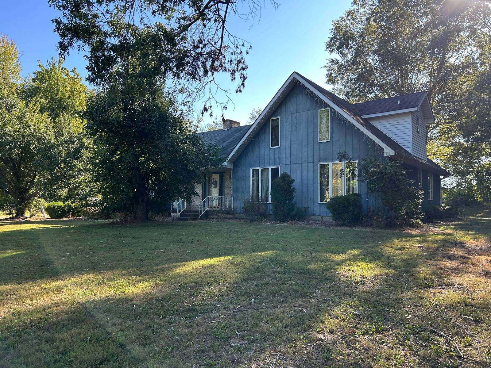 5 Acres of Land with Home for Sale in Fairfield, Illinois