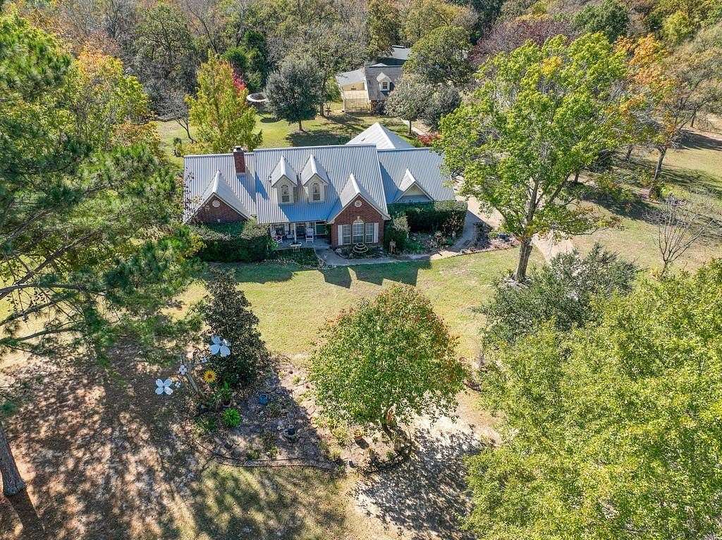 3.4 Acres of Residential Land with Home for Sale in Palestine, Texas