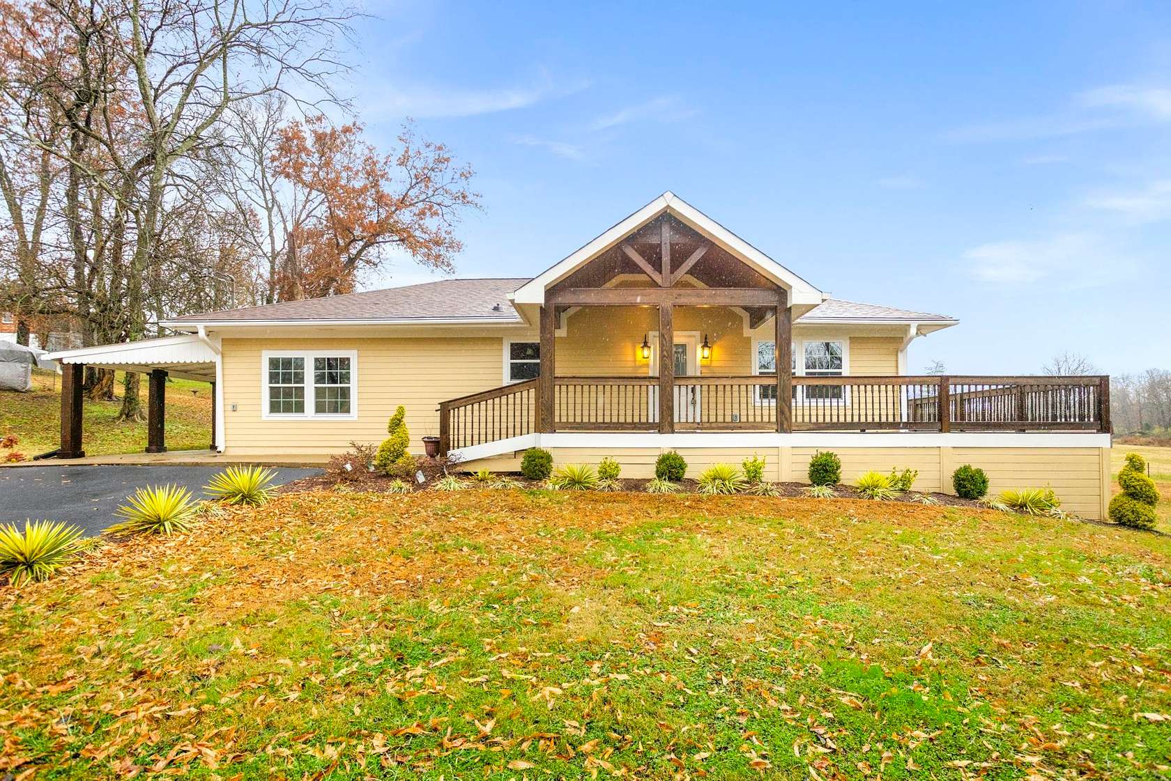 0.9 Acres of Residential Land with Home for Sale in Gallatin, Tennessee