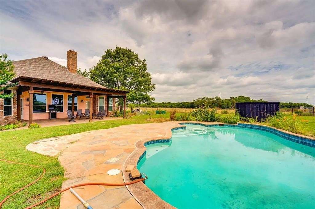 10 Acres of Land with Home for Lease in Weston, Texas