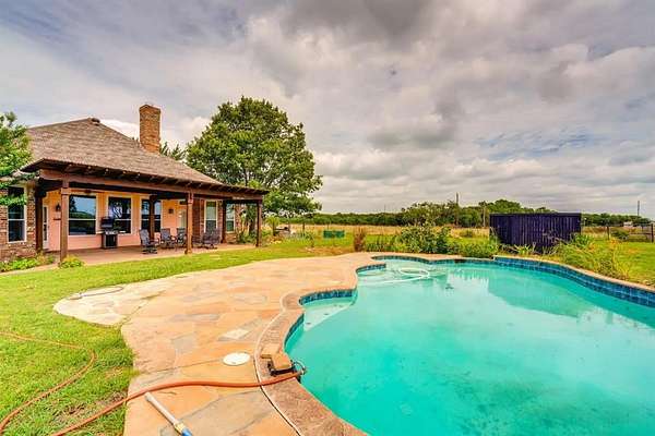 10 Acres of Land with Home for Lease in Weston, Texas