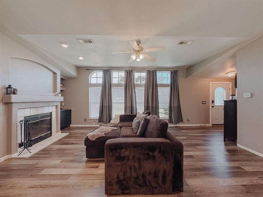 6 Acres of Residential Land with Home for Sale in Corsicana, Texas