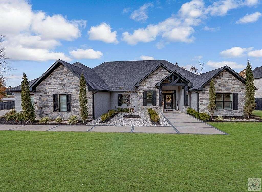 1.5 Acres of Residential Land with Home for Sale in Texarkana, Texas