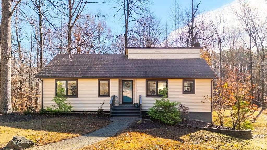 3.12 Acres of Residential Land with Home for Sale in Farmville, Virginia