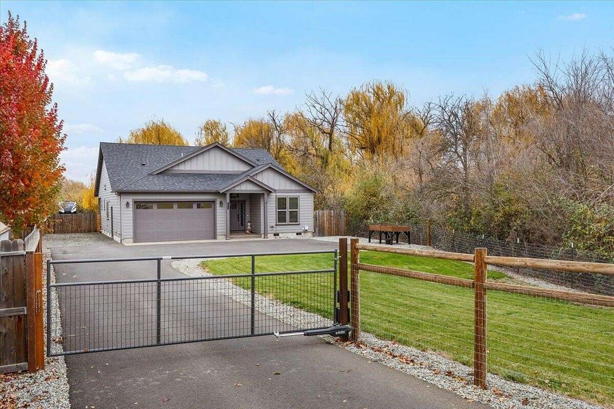 2.4 Acres of Residential Land with Home for Sale in Medford, Oregon