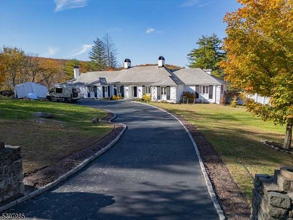 5.48 Acres of Residential Land with Home for Sale in Kinnelon, New Jersey