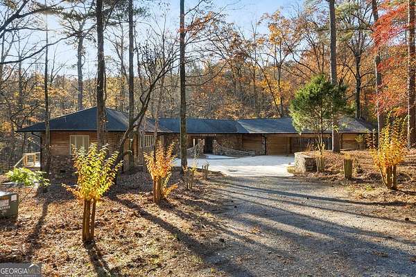149 Acres of Land with Home for Sale in Armuchee, Georgia