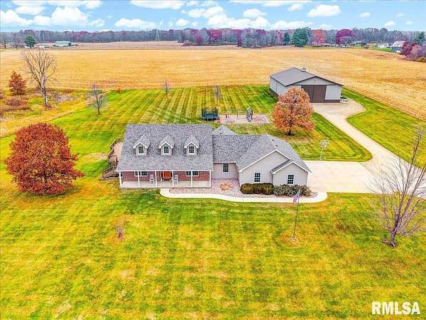 12 Acres of Recreational Land with Home for Sale in Canton, Illinois