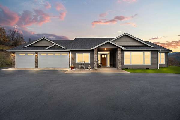 5 Acres of Residential Land with Home for Sale in Grants Pass, Oregon