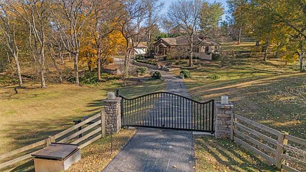 3.68 Acres of Residential Land with Home for Sale in Brentwood, Tennessee