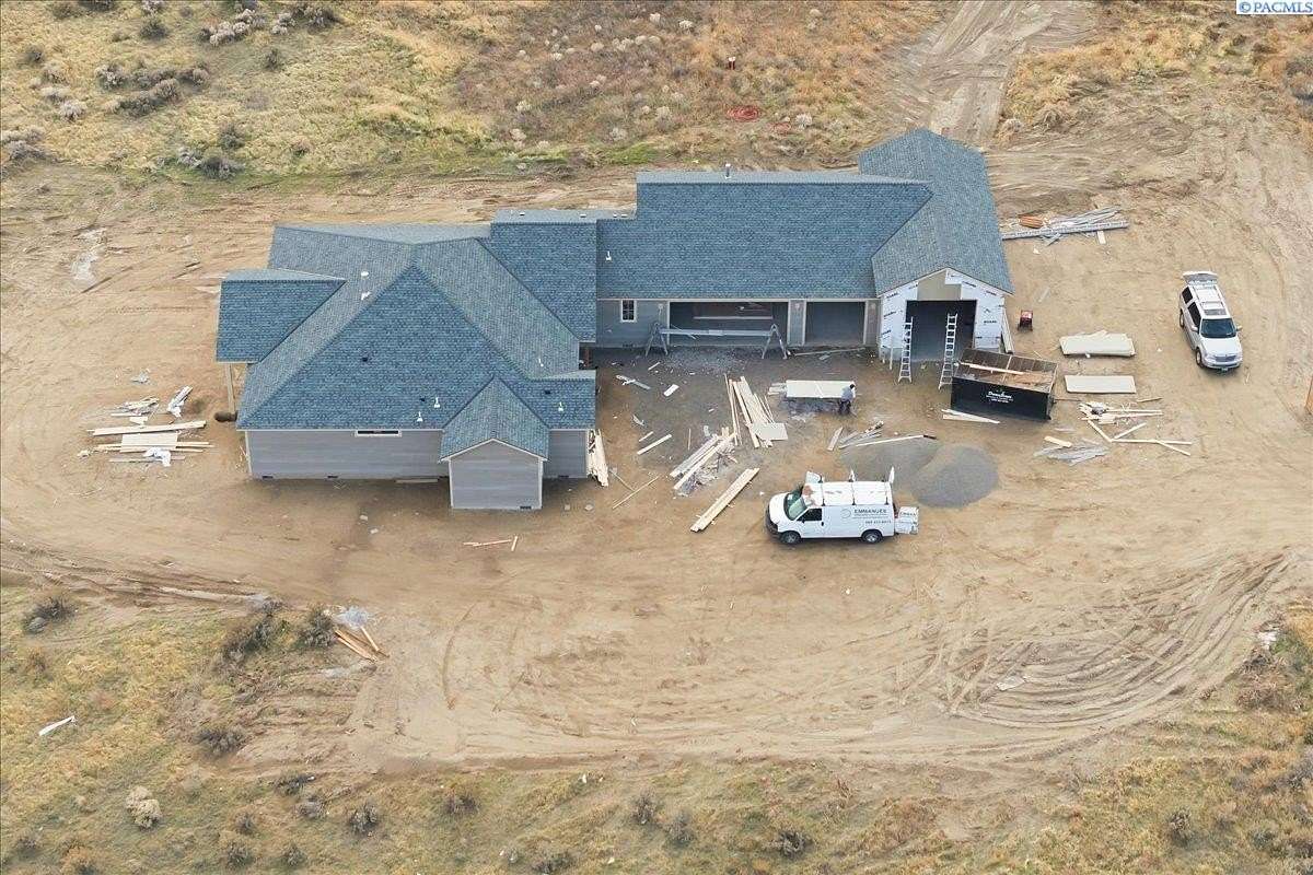 5.18 Acres of Residential Land with Home for Sale in Kennewick, Washington