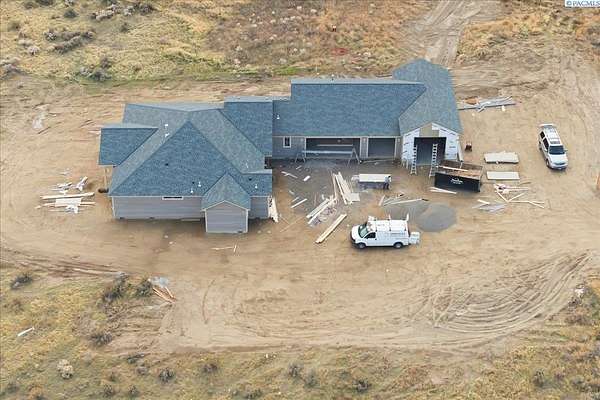 5.18 Acres of Residential Land with Home for Sale in Kennewick, Washington