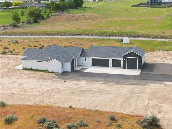 6.23 Acres of Land with Home for Sale in Kennewick, Washington