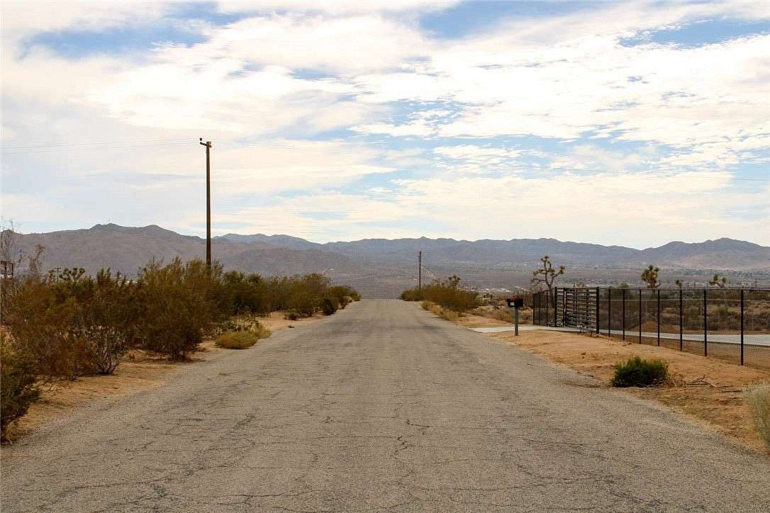 1 Acre of Land for Sale in Yucca Valley, California