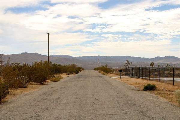 1 Acre of Land for Sale in Yucca Valley, California