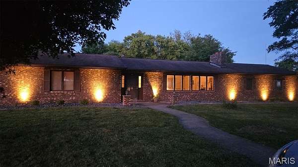 2.5 Acres of Residential Land with Home for Sale in Vandalia, Illinois