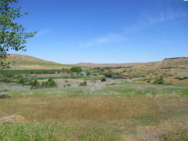 1,377 Acres of Agricultural Land for Sale in Touchet, Washington