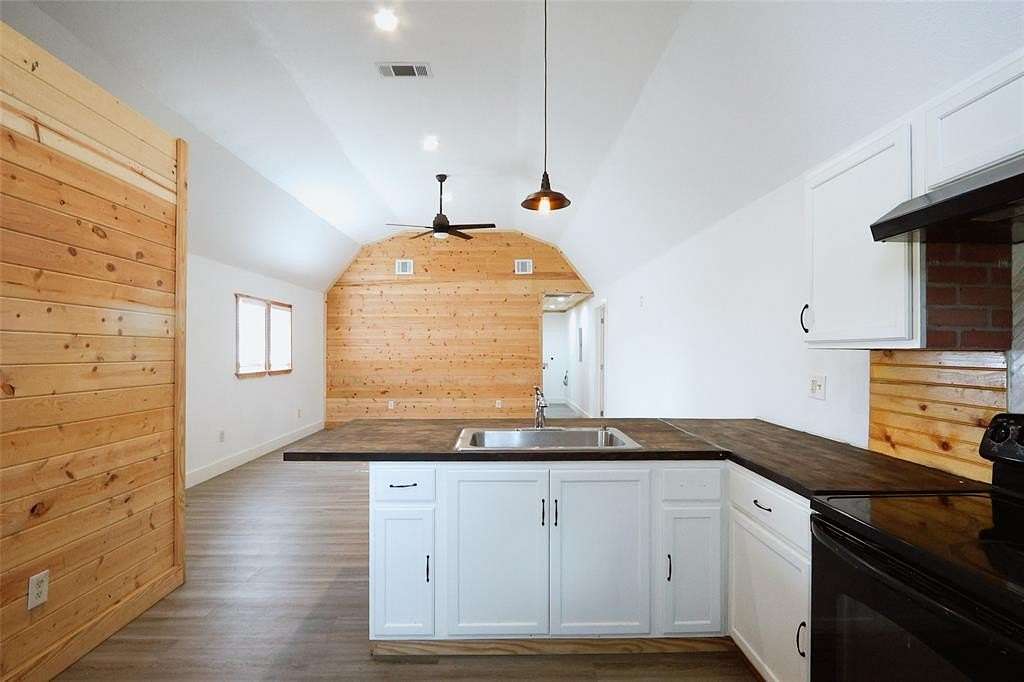 25 Acres of Land with Home for Lease in Point, Texas